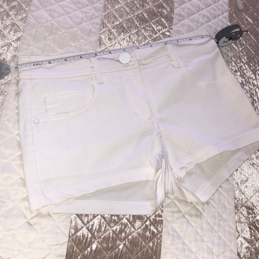 White Shorts slight stretch. Great Condition! ✨